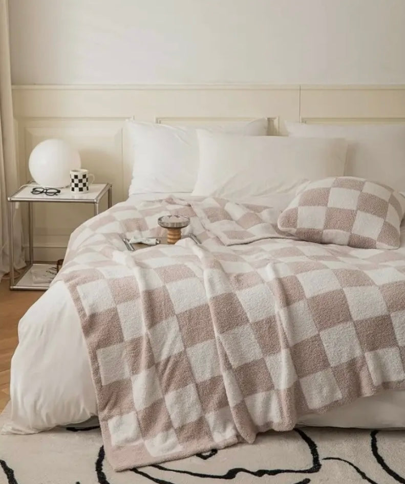 Cozy Checkered Pattern Blanket